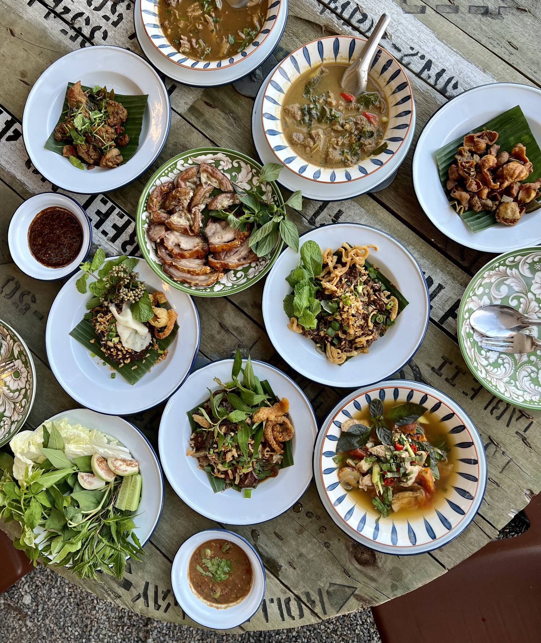 อาหารเหนือหลากหลาย — Spread of Northern Thai dishes